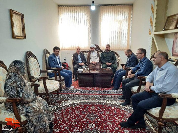 تصاویر|دیدار مسئولان هرسین با خانواده‌های شهیدان «ناصری هرسینی و شیرزادی»