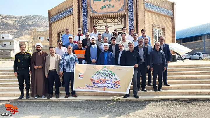 مزار شهدای گمنام کرند در آیین «میهمانی لاله‌ها» غبارروبی و عطرافشانی شد