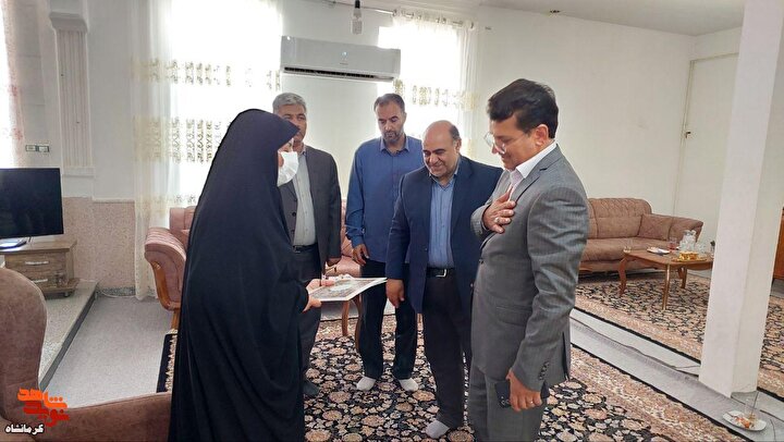 تصاویر|دیدار مسئولان قصرشیرین با خانواده شهید اقتدار ملی «فرامرز حضرتی»...