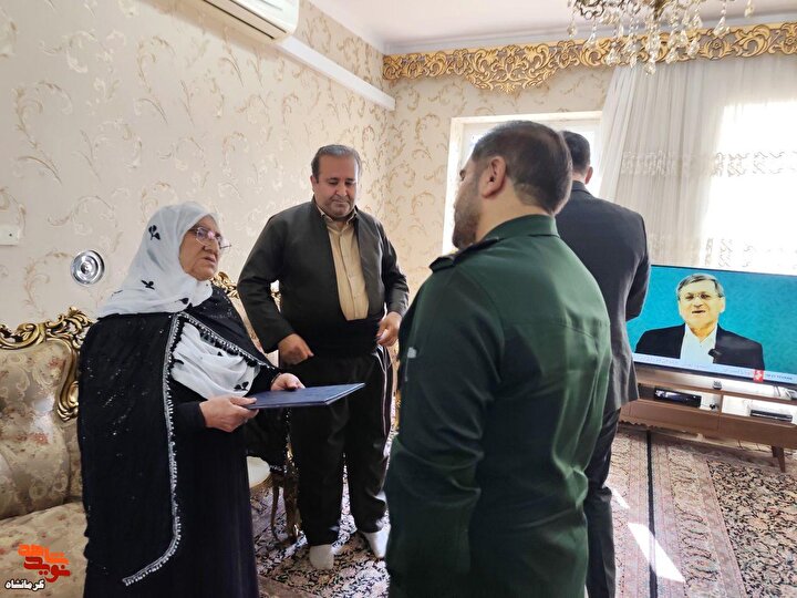 فرماندار پاوه از خانواده‌های دو شهید شهرستان تجلیل کرد