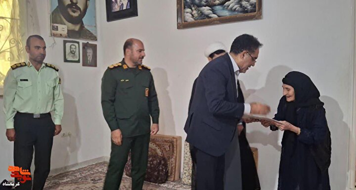 دیدار فرماندار و مسئولین شهرستان صحنه با خانواده شهدای فراجا و سپاه+تصاویر