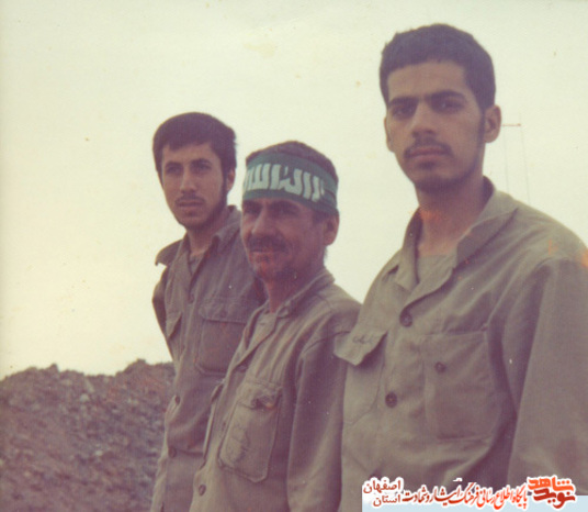 شهید کاظم خانعلی در کنار پدرش شهید محمد علی خانعلی