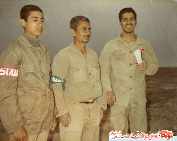 شهید کاظم خانعلی در کنار پدرش شهید محمد علی خانعلی