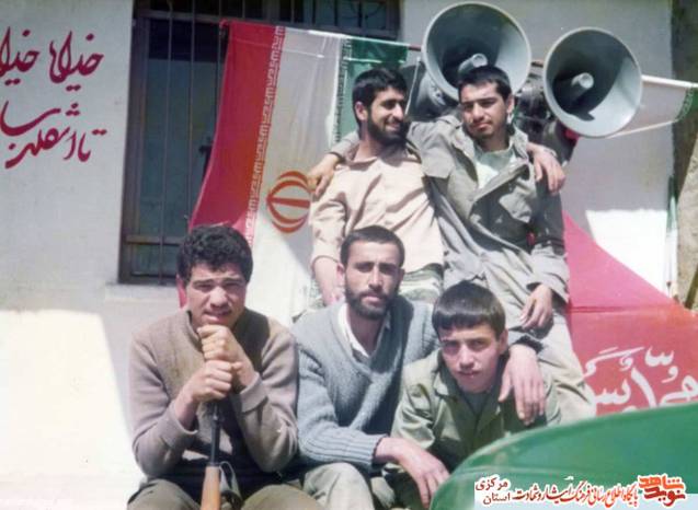 از چپ: ایستاده: شهید اکبر محمدی - حمزه - نشسته: محمد مظاهری - غلامرضا افشار