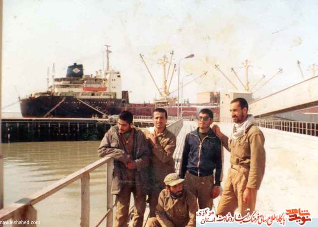 از چپ: سید رضا سیدی - شهید رضا پاکپور - نشسته سمت چپ: نورخدا قاسمی