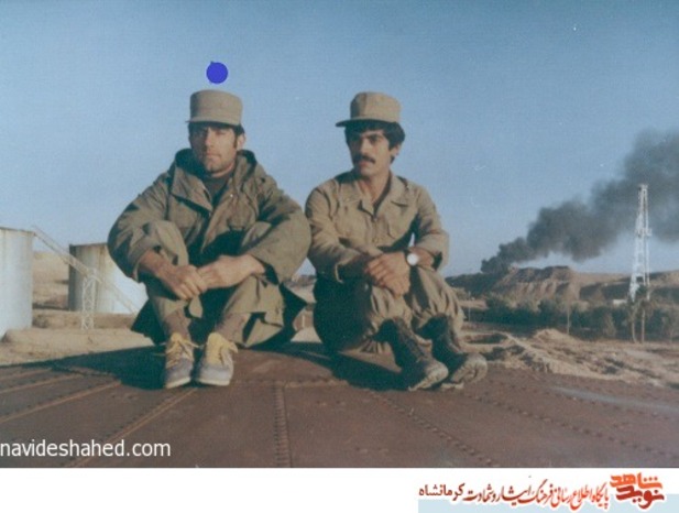 شهید احمدمراد احمدیان- سمت چپ