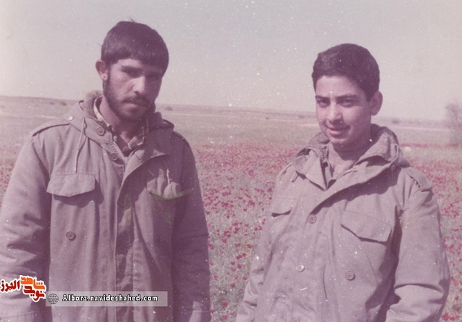 شهید علی زحمتیان در کنار هم‌رزمش