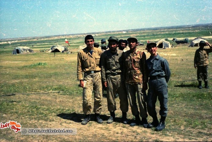 شهید علی زحمتیان‌شریف‌آبادی در کنار هم‌رزمان