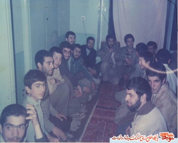 شهید نظم (2 از چپ ) شهید حمید دستجردی (6 از چپ )  شهید رضا زینلی وسط انتها