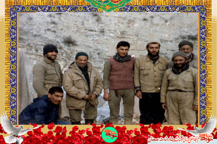 نفر وسط شهید غلامرضا ابراهیم طوسی