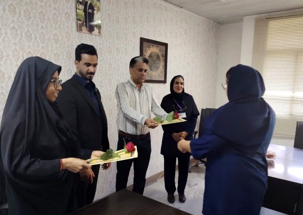 تقدیر رئیس بنیاد شهید حاجی‌آباد از پرستاران ایثارگر بیمارستان فاطمه‌الزهرا(س)