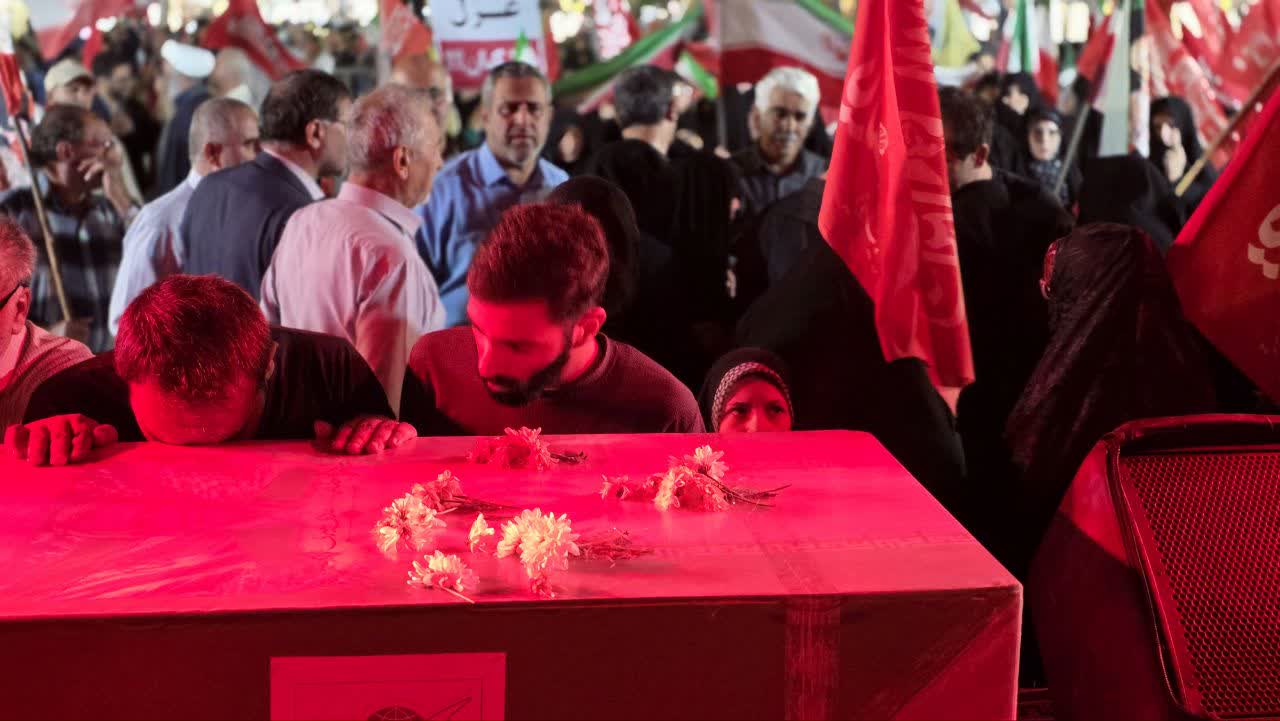 وداع با لاله‌ ای دیگر؛ پیکر مطهر جانباز شهید «هادی امیری بهمنشیری» در یزد تشییع شد